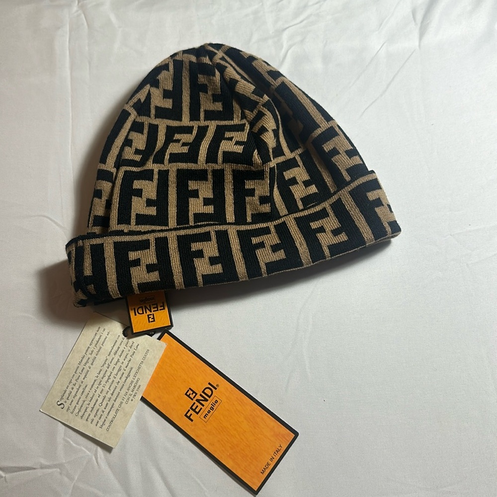 ๐๏ธ๐๏ธHOST PICK๐ Authentic Fendi Brown Zucca Beanie, Get cozy this winter :) NWT - Picture 3 of 9